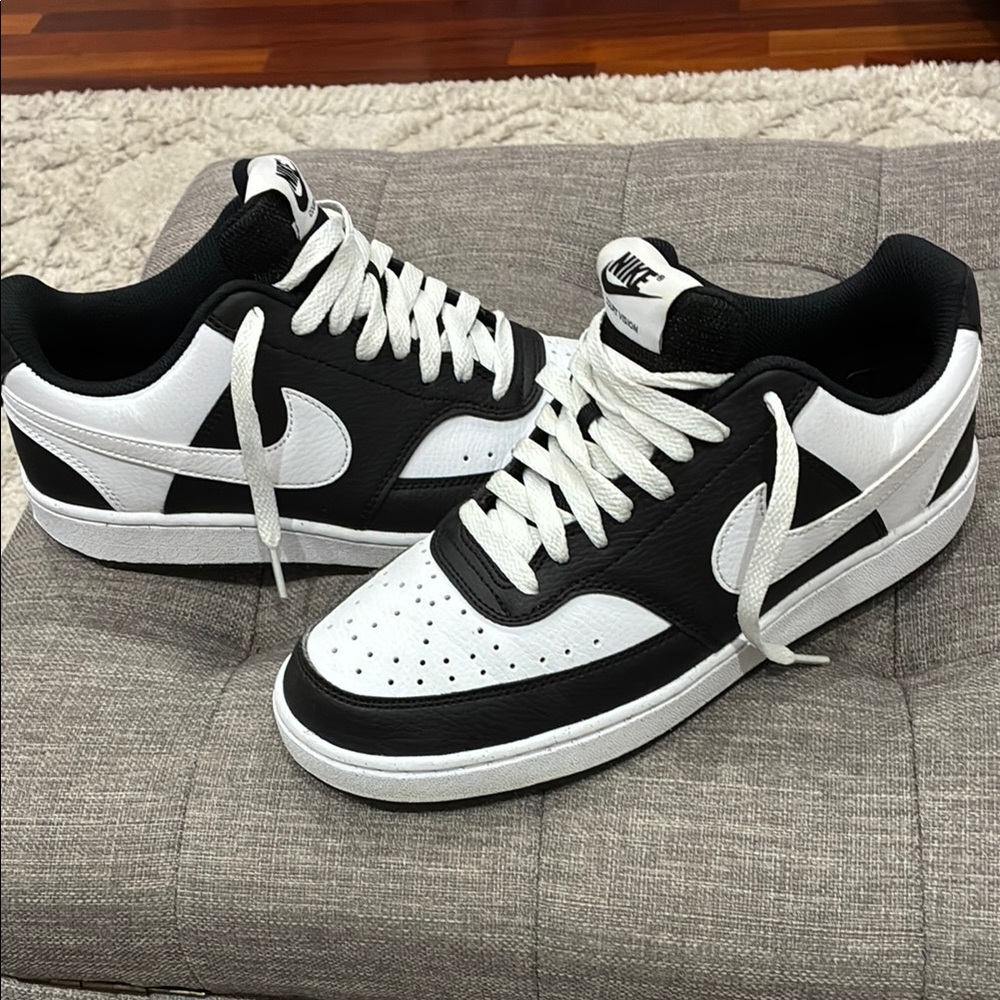 Nike Men's Low-Top Sneakers in Black and White